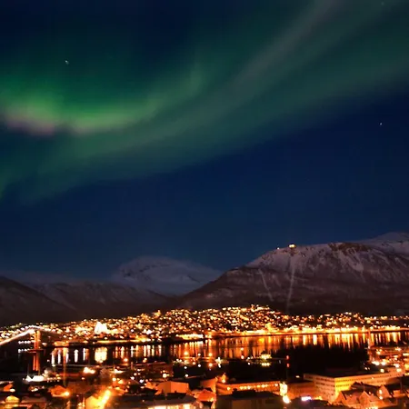 Modern Comfort With Panoramic View Lägenhet